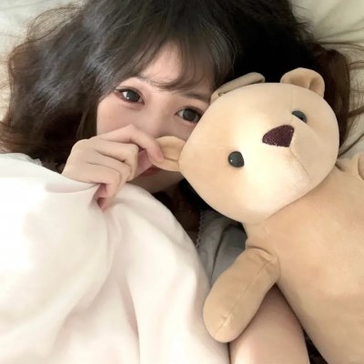 穿一只红鞋的男人